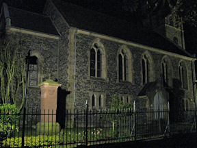 Die Kirche bei Nacht angestrahlt