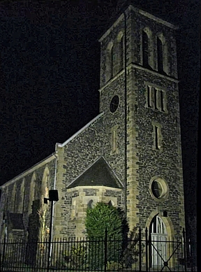 Der Kirchturm bei Nacht angestrahlt