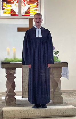 Pfarrer Gatzke vor dem Altar