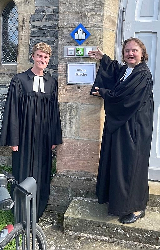 Überreichung des Signets an der Kirche